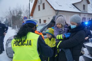 policjantka rozdaje odblaski