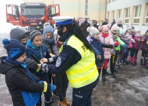 policjantka rozdaje odblaski