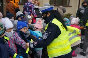 policjantka w czasie rozdawania odblasków