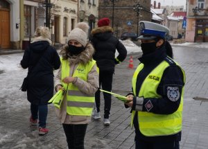 rozdawanie odblasków na rynku w Żywcu