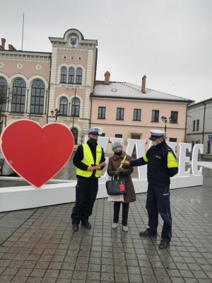 dwóch policjantów obok stoi kobieta z odblaskiem w tle rynek w Żywcu