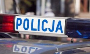 fragment radiowozu i napisu policja zdjęcie kolorowe