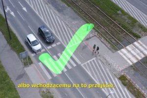 zdjęcie kolorowe z lotu ptaka pokazuje przejście dla pieszych przed którym stoją samochody po przejściu idą piesi na zdjęciu zielona grafika tikaobrazująca że takie zachowanie jest prawidłowe