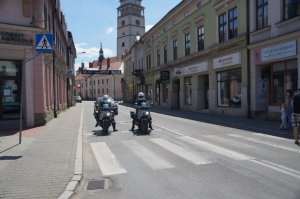 policjanci na motocyklach stoją przed przejście3m dla pieszych