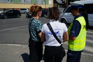 satoi policjantka piesza i pracownik z wojewódzkiego ośrodka ruchu drogowego w bielsku biełej w tle ulica
