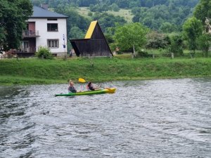 kajakarze pływający po jeziorze