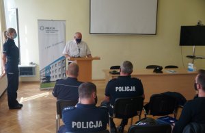 starosta żywiecki w czasie przemowy tyłem siedzą policjanci