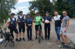 zdjęcie grupowe stoją policjanci rowerzyści strażnicy miejscy i redaktorzy radia bielsko