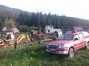 miejusce zdarzeniawidoczne koparki samochód strażacki w tle policjanci i inni ludzie i ratownicy