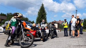 motocykliści i policjanci