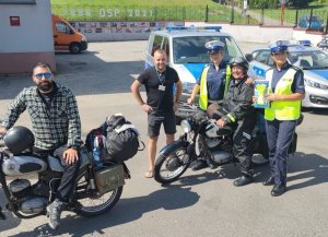 policjanci i motocykliści stoją na placu