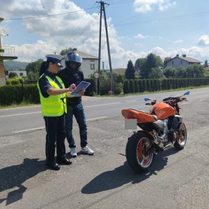 policjantka z motocyklistą