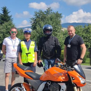 policjanci i redaktorzy radia bielsko wraz z motocyklistą