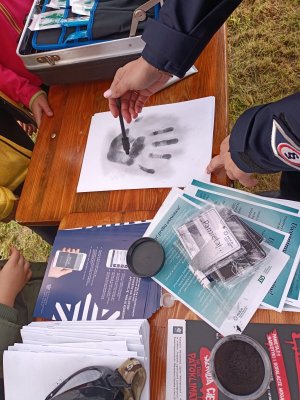 widoczne ulotki i odcisk dłoni na kartce zdjęcie zrobione z góry