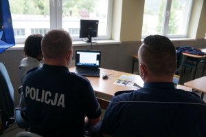 tyłem przed monitorem siedzidwóch policjantów oraz pracownik word w Bielsku-Białej
