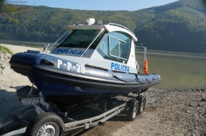 Łodka znajdująca się na wózku do wyciągania z wody w tle góry