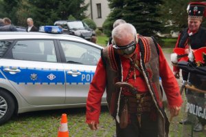 mężczyzna w stroju zbójnika w założónych alkogooglach pokonuje slalom