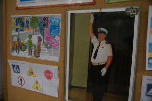 przygotowana przez dzieci wystawa na temat bezpieczeństwa zdjęcie policjanta