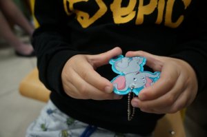 fragment dłoni dziecka które trzymają odbalsk w kształcie słonika