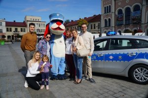 osoby stoją obok sznupka w tle widać miasto obok radiowąó