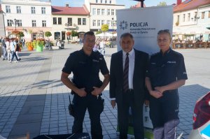 zdjęcie wspólne policjantów i burmistrza miasta w Żywcu