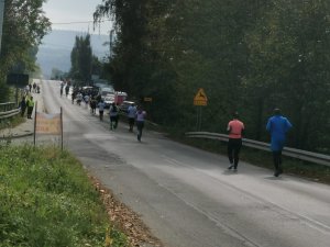 droga na której widoczni biegacze