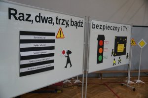 tablice z hasłem akcji oraz przywieszonymi plakatami