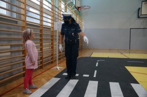 policjantka i dziecko stoją przy przejściu dlapieszych