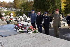 delegacja służb mundurowych oddaje honor przy grobie