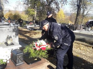 policjanci składają wiązanki na grobie