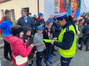 policjantka wręcza odblaski mieszkańcom gminy