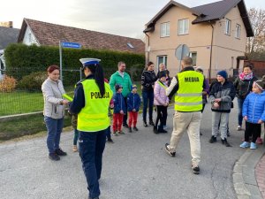 policjantka i redaktorzy wręczają odblaski mieszkańcom gminy