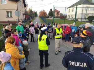 policjhanci i redaktorzy rozdają odbalski