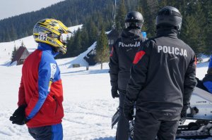 zdjecie poglądowe policjanci obok nich ratownik gopru obok nich skuter