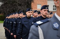 grafika poglądowa policjanci w czasie przemarszu pododdziału