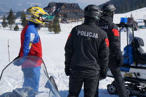 grafika poglądowa polijcnaci i goprowcy na stoku