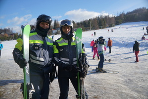 policjanci narciarze stoją na tle stoku