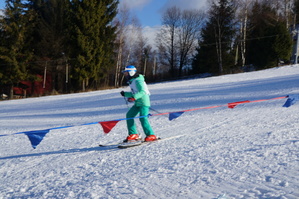 narciarz na nartach w czasie zawodów