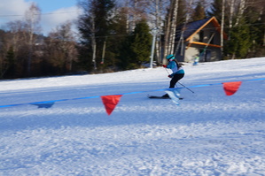 narciarz zjeżdza na nartach w czasie zawodów