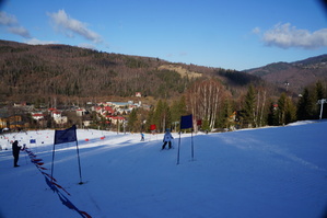 narciarz w czasie zjazdu z góry