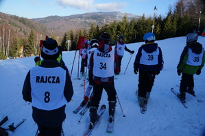 zawodnicy narciarze na linni startu czekają na zjazd