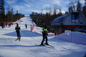 policjanci na nartach na stoku