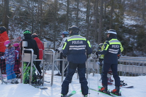 policjanci narciarze przy wyciągu