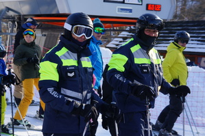 policjanci narciarze na stoku