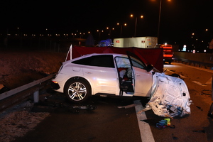 zdjęcie z wypadku na pierwszym planie zniszczoiny w wyniku wypadku samochód w tle inne pojazdy
