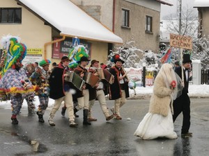 kolędnicy idą ulicami