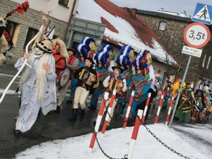 grupa kolędowaników idzie ulicami