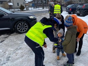 policjanci rozdają odblaski