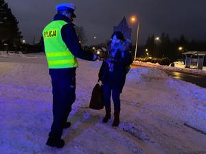 policjanci wspólnie z redaktorami rozdają odblaski