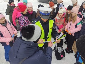 policjantka rozdaje odblaski